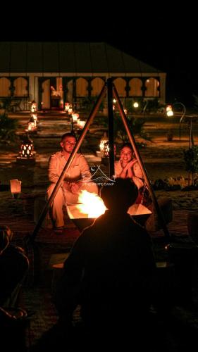 The White Camp Merzouga - Official Luxury Desert Camp & Camel Tours – khách sạn tại Khamlia