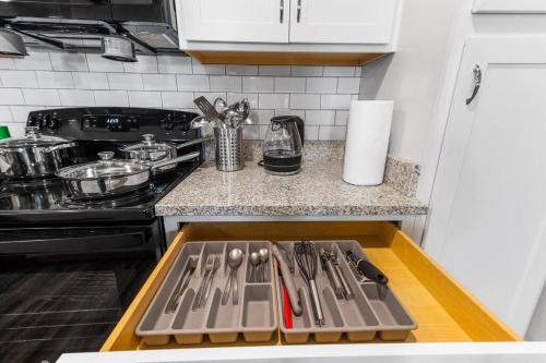 Sophisticated 3BD/2BA Retreat: Pool, Gym, Laundry in Melbourne, USA