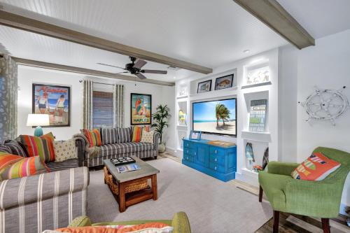 Coastal Vibes, Pickleball Court, One Mile to the Beach