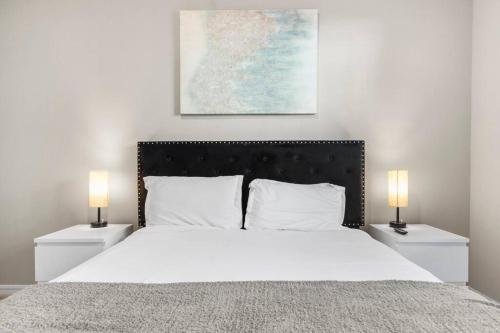 Contemporary Haven with Modern Amenities in Melbourne, USA