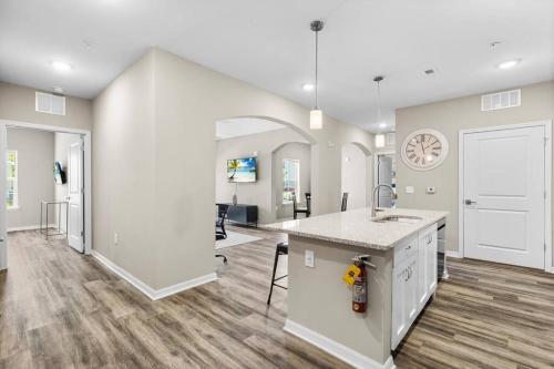 Refined 2 Bedroom Retreat: Pool, Gym, Laundry in Melbourne, USA
