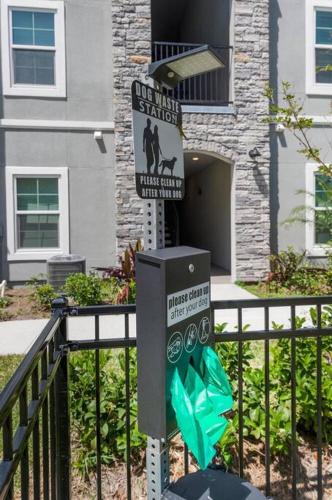 Refined 2 Bedroom Retreat: Pool, Gym, Laundry in Melbourne, USA