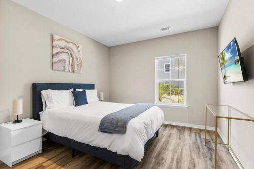 Refined 2 Bedroom Retreat: Pool, Gym, Laundry in Melbourne, USA