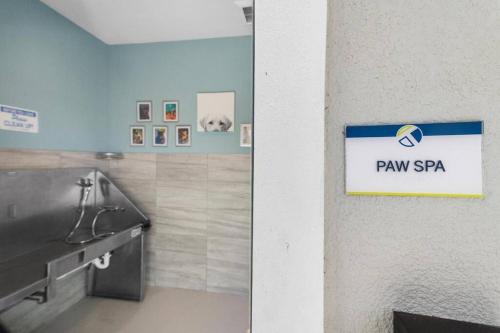 Chic 2BR/2BA Condo: Pool & More!