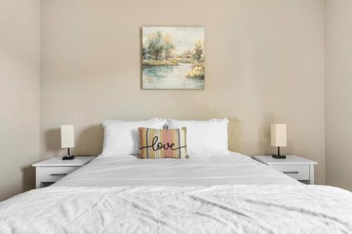 Chic 2BR/2BA Condo: Pool & More!