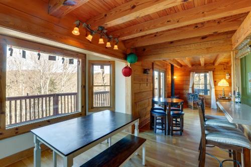 Hot Tub and Game Room Powderhorn Mountain Cabin in โจนส์วิลล์ (NC)