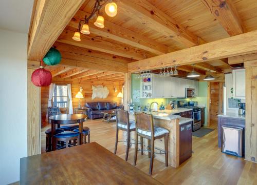 Hot Tub and Game Room Powderhorn Mountain Cabin in โจนส์วิลล์ (NC)