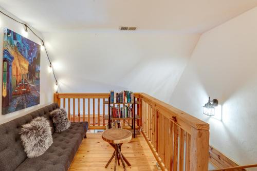 Hot Tub and Game Room Powderhorn Mountain Cabin in โจนส์วิลล์ (NC)