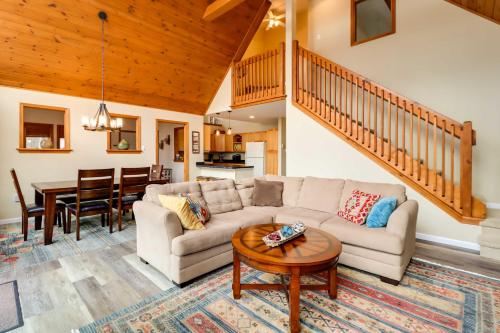 Lakefront Poconos Family Home with Community Pool! in Pocono Lake, USA