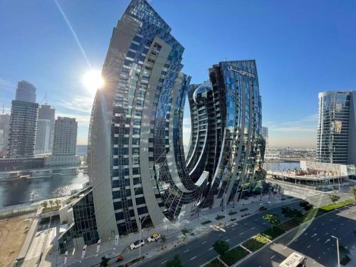 Stylish Apartment 5 minutes from Dubai Mall with canal view, Dubai (photo 2)