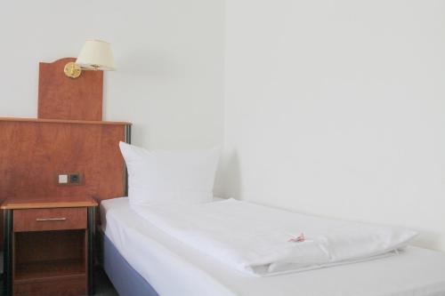 Standard Single Room image 4