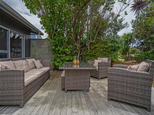 A szálláshely kívülről, Kon Tiki Retreat - Whiritoa Beach Holiday Home in Whangamata