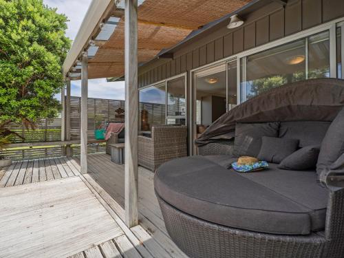 A szálláshely kívülről, Kon Tiki Retreat - Whiritoa Beach Holiday Home in Whangamata