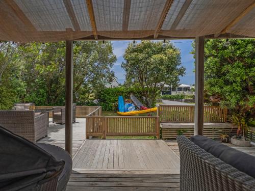 A szálláshely kívülről, Kon Tiki Retreat - Whiritoa Beach Holiday Home in Whangamata