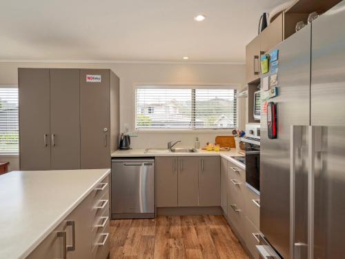 A szálláshely kívülről, Kon Tiki Retreat - Whiritoa Beach Holiday Home in Whangamata