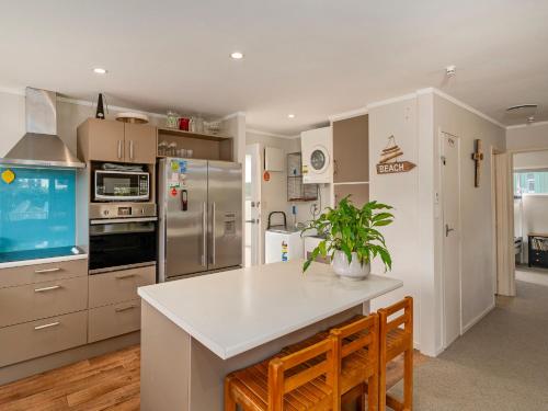 A szálláshely kívülről, Kon Tiki Retreat - Whiritoa Beach Holiday Home in Whangamata