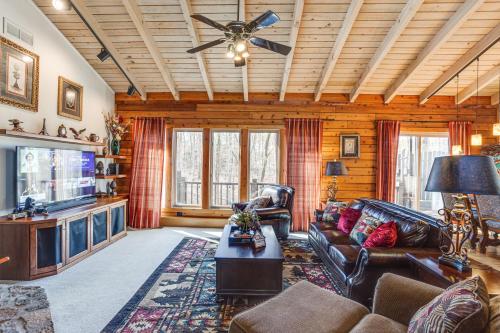 Peaceful Lawrenceville Cabin with Hot Tub on 6 Acres