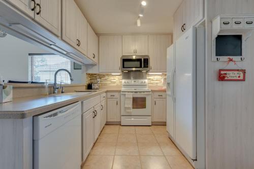 Tampa Townhome with Lake Access and Workspace! in Lutz, USA