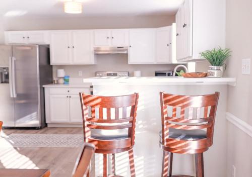 Sleeps 12! 5 BDRM-2 Kings,3 Queens-Deck & Patio-Mins to PI & Beaufort in Port Royal
