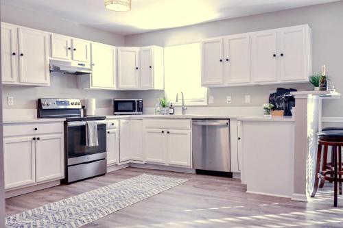 Sleeps 12! 5 BDRM-2 Kings,3 Queens-Deck & Patio-Mins to PI & Beaufort photo 1