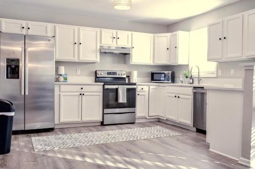 Sleeps 12! 5 BDRM-2 Kings,3 Queens-Deck & Patio-Mins to PI & Beaufort in Port Royal