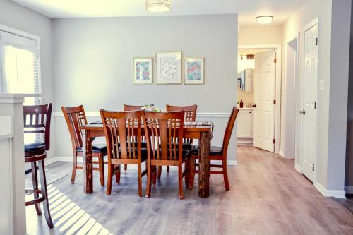 Létesítmények, Sleeps 12! 5 BDRM-2 Kings,3 Queens-Deck & Patio-Mins to PI & Beaufort in Port Royal