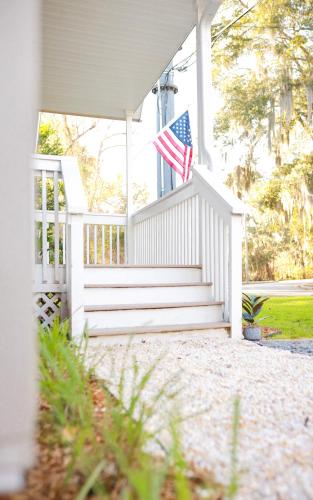 Sleeps 12! 5 BDRM-2 Kings,3 Queens-Deck & Patio-Mins to PI & Beaufort photo 4