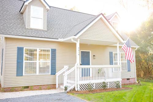 Sleeps 12! 5 BDRM-2 Kings,3 Queens-Deck & Patio-Mins to PI & Beaufort photo 3