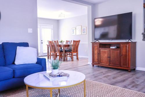 Sleeps 12! 5 BDRM-2 Kings,3 Queens-Deck & Patio-Mins to PI & Beaufort photo 2
