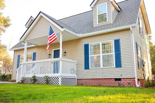 Bejárat, Sleeps 12! 5 BDRM-2 Kings,3 Queens-Deck & Patio-Mins to PI & Beaufort in Port Royal