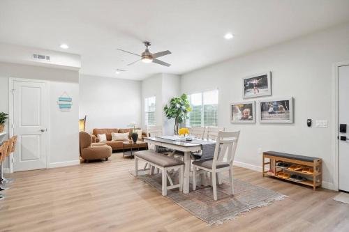 Incredible Value for 12 guests, New 3BR Home by Disneyland, Knotts, Beach in Midway City, USA