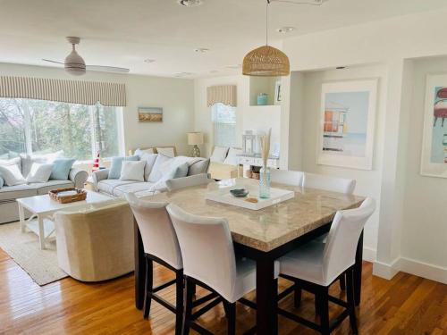 Spacious Oceanview Villa Elegant Coastal Escape, Sleeps 22 in 新倫敦