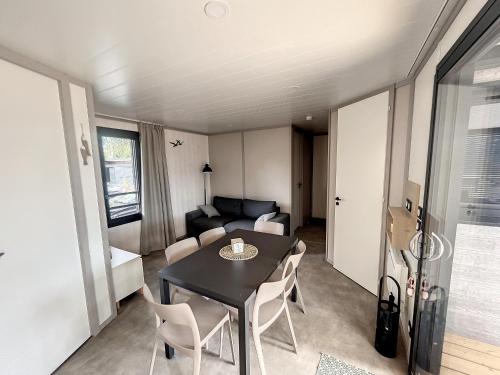 Chalet Jullouville, 4 pièces, 6 personnes - FR-1-361-520 (Chalet standing, 6 couchages, piscine chauffee, terrasse privee, proche plage et commerces - FR-1-36) in Jullouville