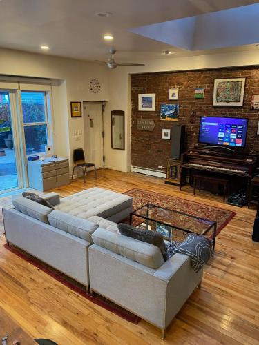 Carriage House Williamsburg Brooklyn NYC HUGE STUDIO in Brooklyn, USA