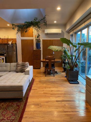 Carriage House Williamsburg Brooklyn NYC HUGE STUDIO in Brooklyn, USA