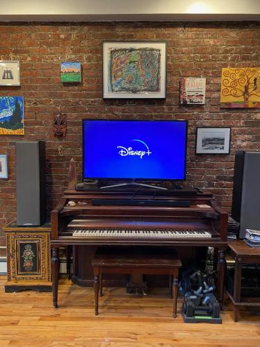Carriage House Williamsburg Brooklyn NYC HUGE STUDIO in Brooklyn, USA