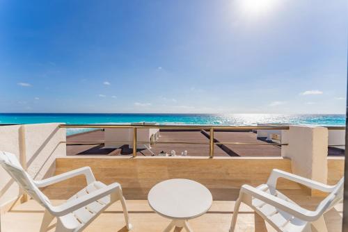 Beachfront Villa in The Heart of Cancun