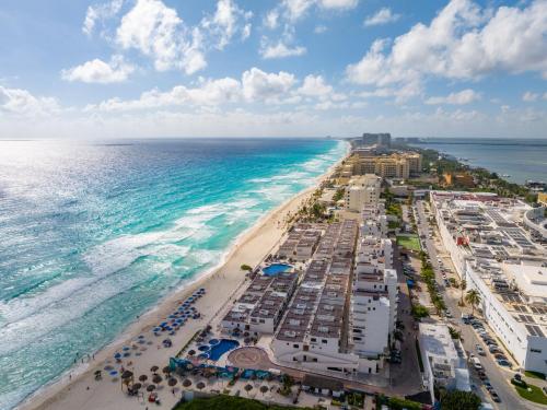 Beachfront Villa in The Heart of Cancun