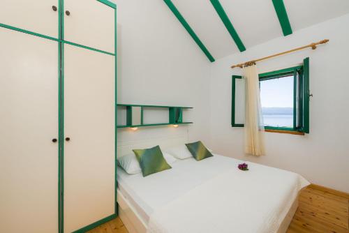 One-Bedroom Apartment with Sea View image 6