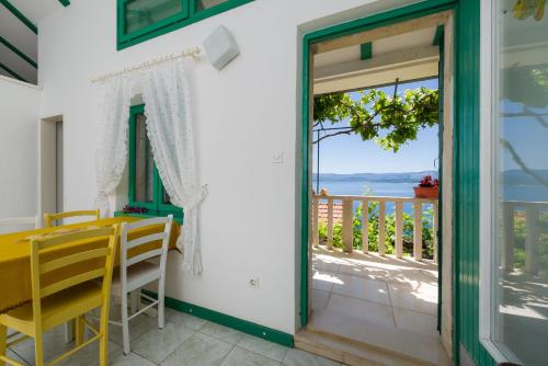 One-Bedroom Apartment with Sea View image 5