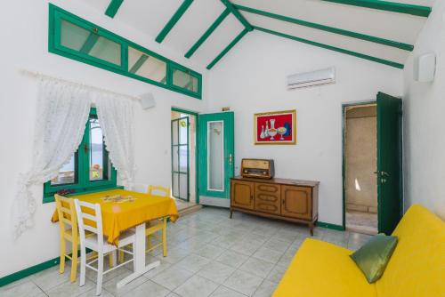 One-Bedroom Apartment with Sea View image 4