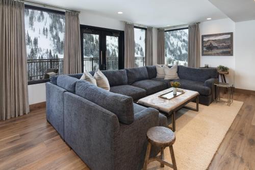 512825368 The Snowpine Lodge