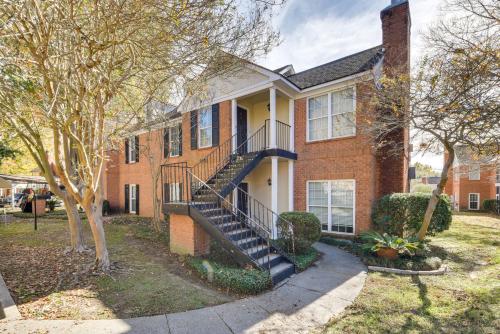 Baton Rouge Condo with Balcony, Fireplace and Pool!