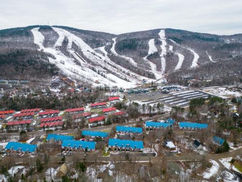 Superbe condo face aux pentes de ski Stoneham!!! – khách sạn tại Stoneham