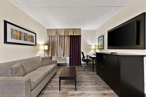 Best Western Plus Toronto North York Hotel & Suites Room Type - Suite-1 Queen Bed