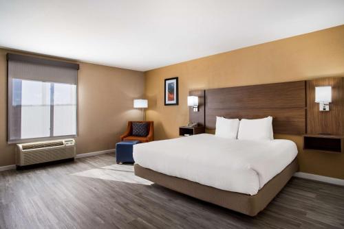 Hampton Inn Gallup-West - image 11