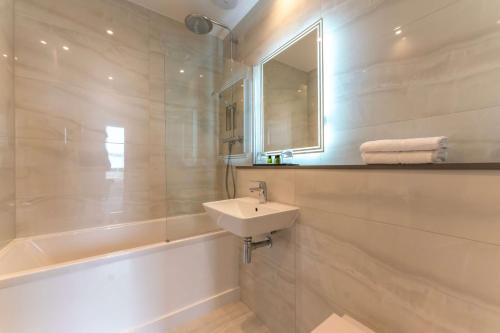 Oatlands Park Hotel - image 2