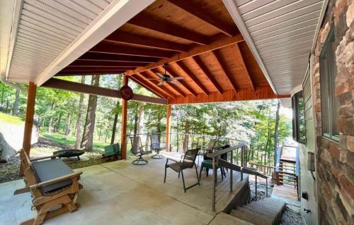 Lakefront Home Serene Views & Deck Near Mammoth Cave