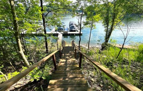 Lakefront Home Serene Views & Deck Near Mammoth Cave