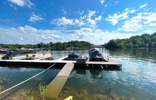 Lakefront Home Serene Views & Deck Near Mammoth Cave